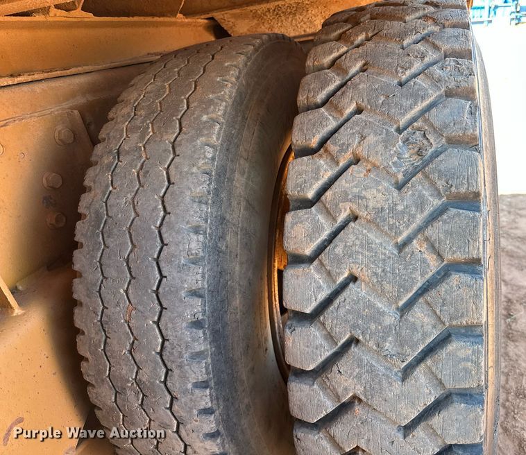 image for item NQ9338 1982 International Paystar 5000  winch truck