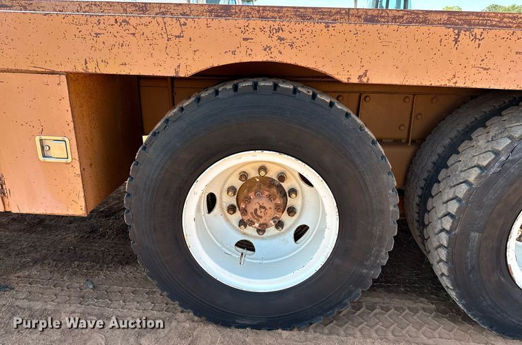 image for item NQ9338 1982 International Paystar 5000  winch truck