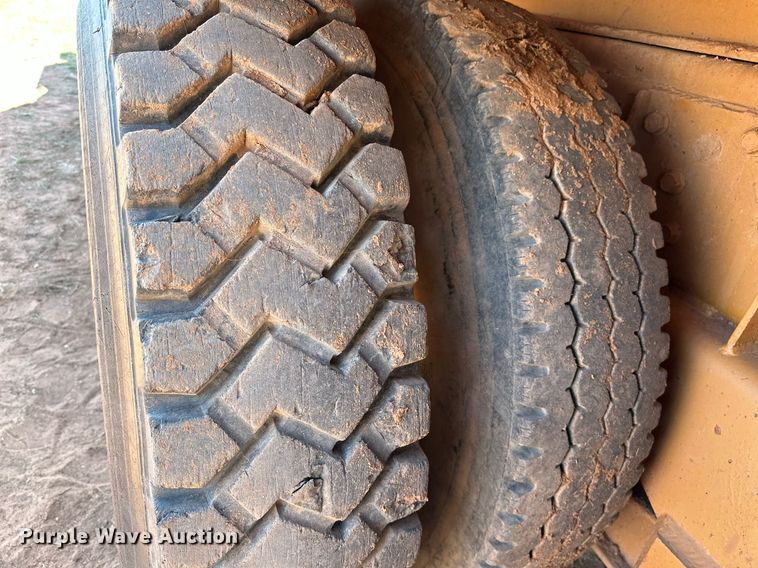 image for item NQ9338 1982 International Paystar 5000  winch truck