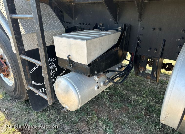 image for item NQ9339 2009 Mack GU713  winch truck