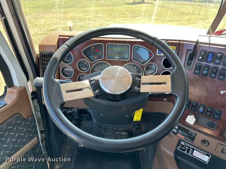 image for item NQ9339 2009 Mack GU713  winch truck