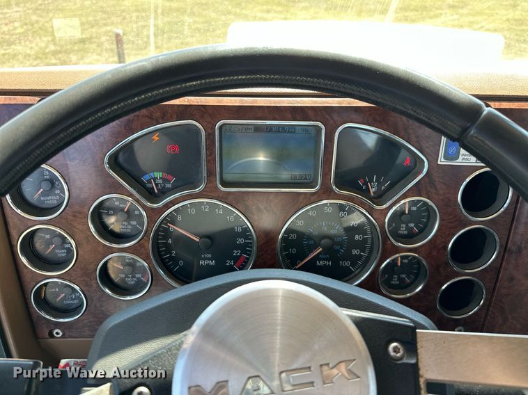 image for item NQ9339 2009 Mack GU713  winch truck