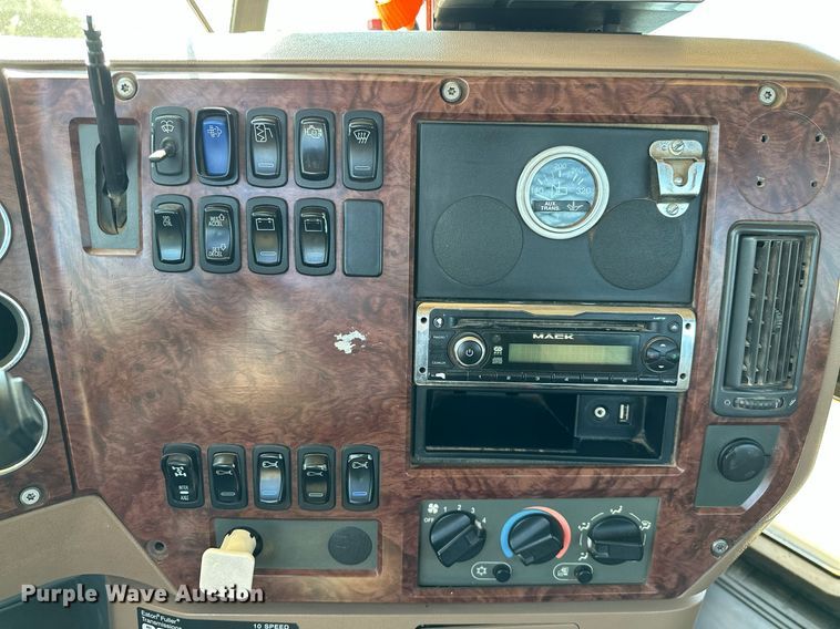 image for item NQ9339 2009 Mack GU713  winch truck