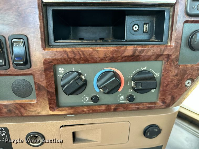 image for item NQ9339 2009 Mack GU713  winch truck