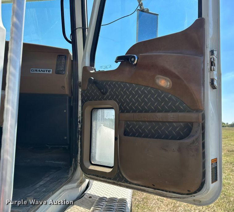 image for item NQ9339 2009 Mack GU713  winch truck