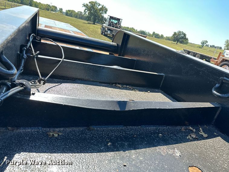 image for item NQ9340 2013 Wade Services  oilfield trailer