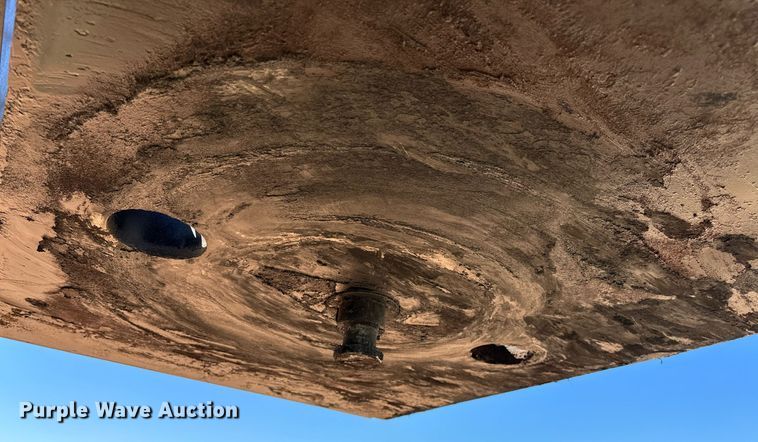 image for item NQ9340 2013 Wade Services  oilfield trailer