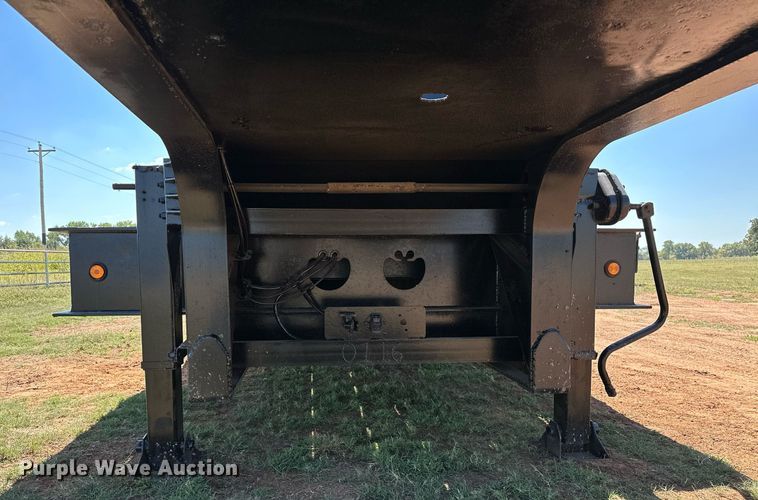 image for item NQ9340 2013 Wade Services  oilfield trailer