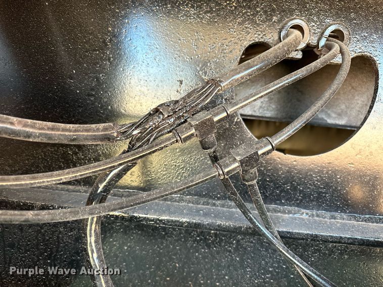 image for item NQ9340 2013 Wade Services  oilfield trailer