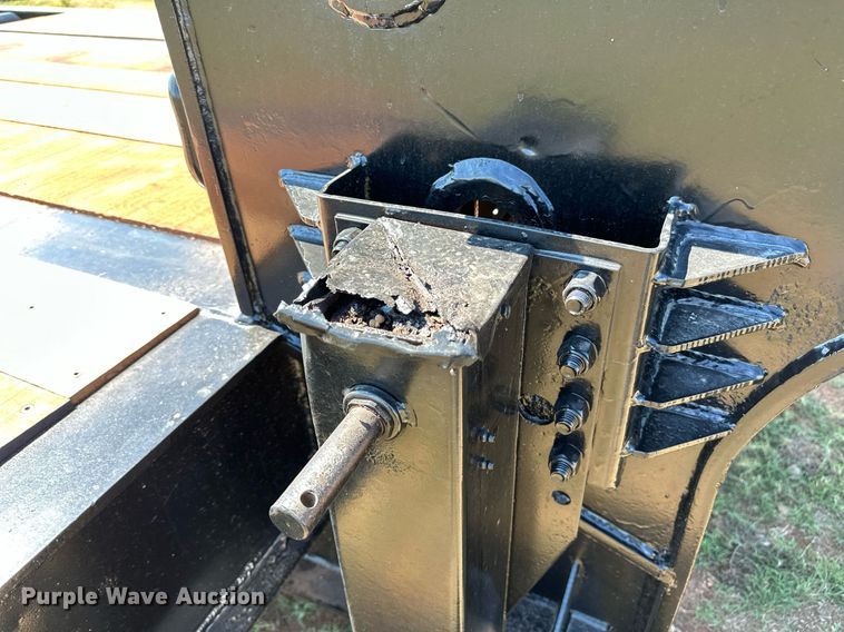 image for item NQ9340 2013 Wade Services  oilfield trailer