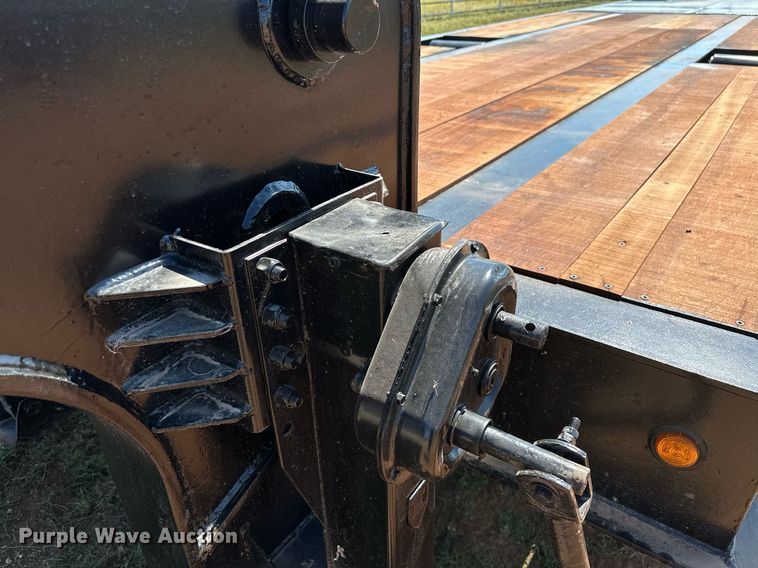 image for item NQ9340 2013 Wade Services  oilfield trailer