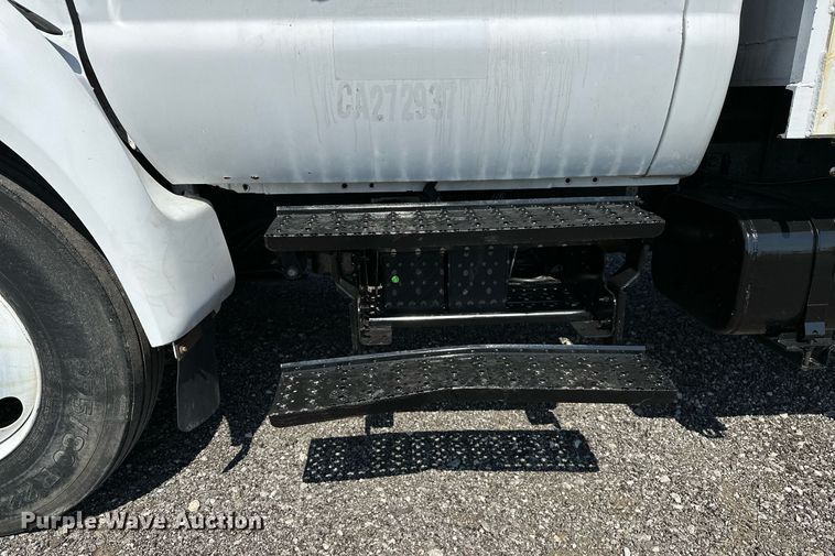 image for item NQ9353 2007 Ford F650 Super Duty  flatbed truck