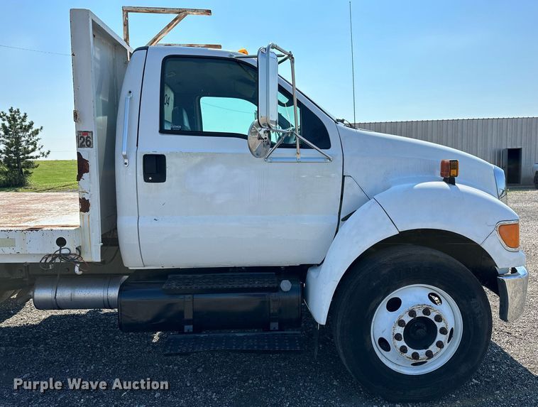 image for item NQ9353 2007 Ford F650 Super Duty  flatbed truck