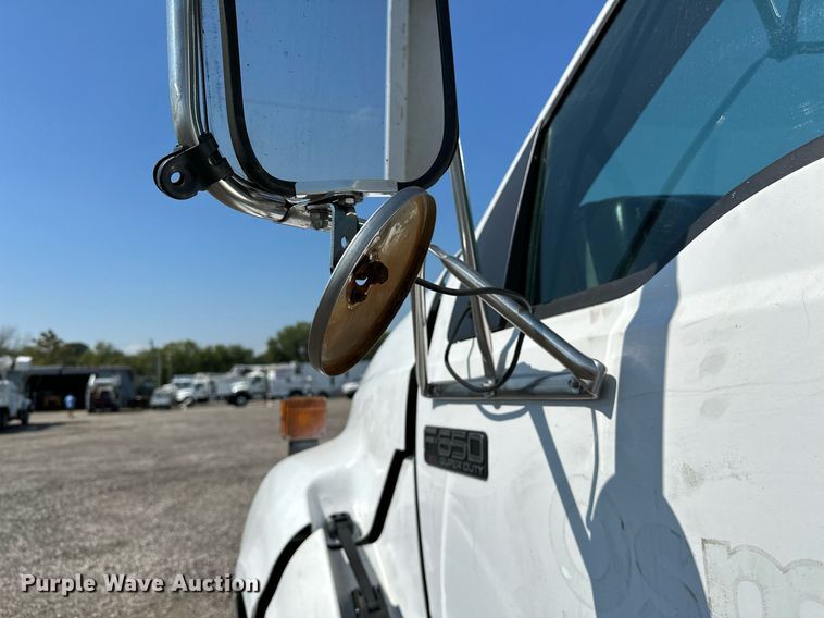 image for item NQ9353 2007 Ford F650 Super Duty  flatbed truck