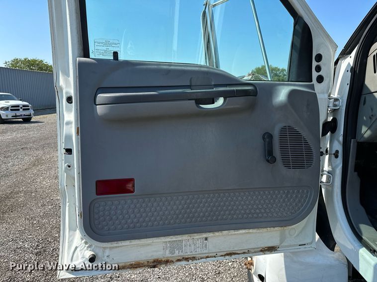 image for item NQ9353 2007 Ford F650 Super Duty  flatbed truck