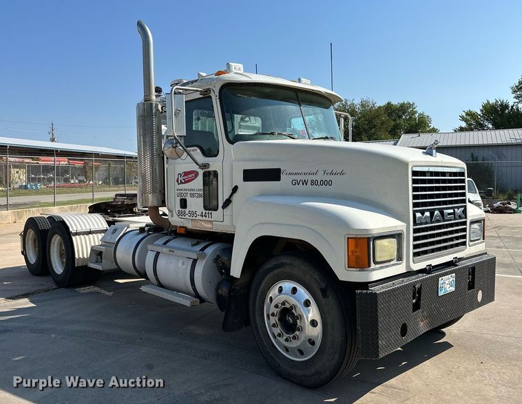 image for item NQ9362 2006 Mack CHN613  semi truck