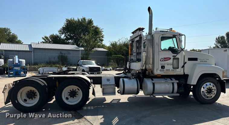 image for item NQ9362 2006 Mack CHN613  semi truck