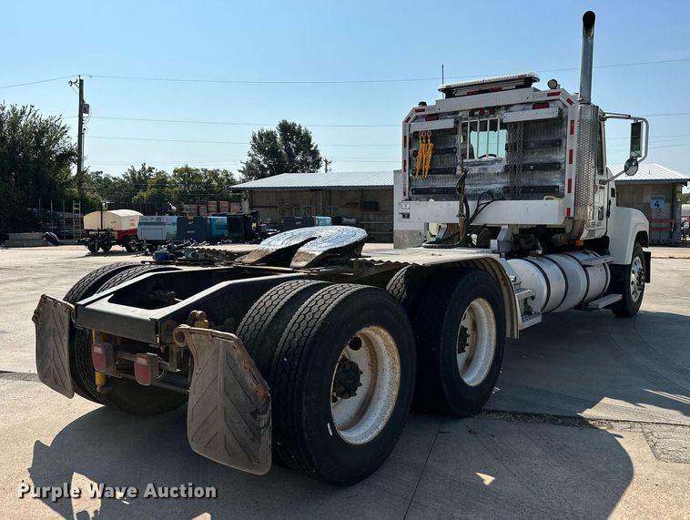 image for item NQ9362 2006 Mack CHN613  semi truck