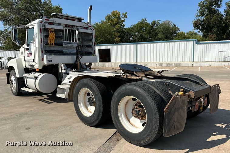 image for item NQ9362 2006 Mack CHN613  semi truck