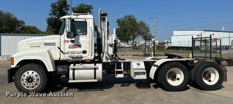 image for item NQ9362 2006 Mack CHN613  semi truck