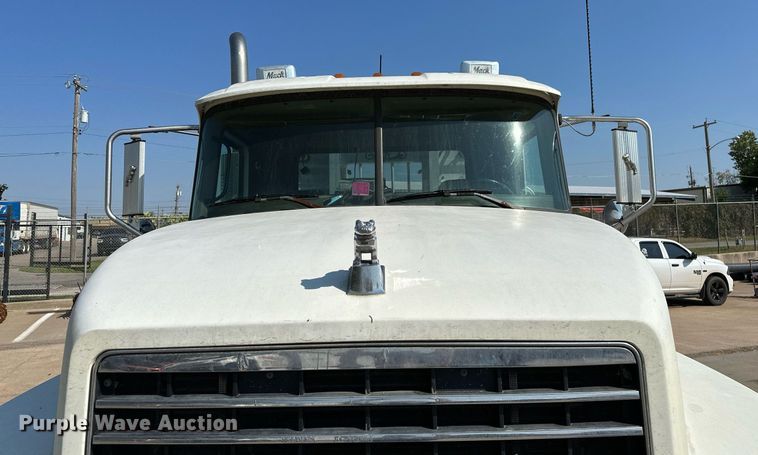 image for item NQ9362 2006 Mack CHN613  semi truck