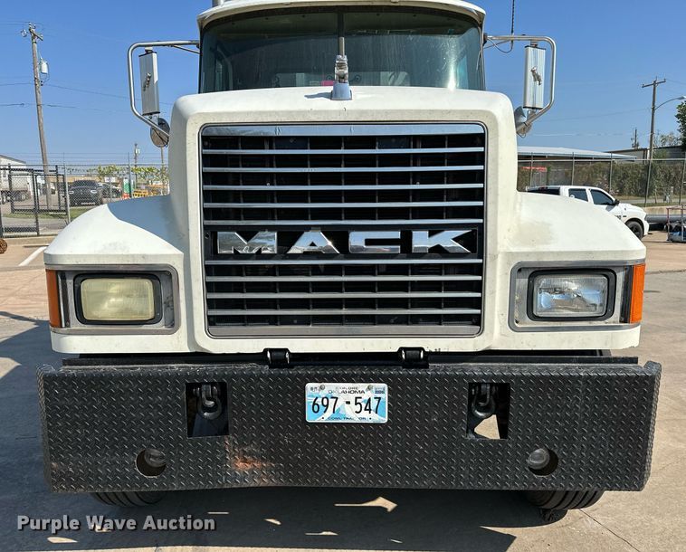 image for item NQ9362 2006 Mack CHN613  semi truck