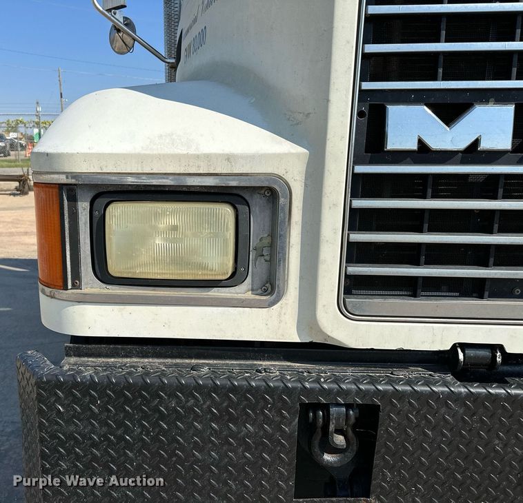 image for item NQ9362 2006 Mack CHN613  semi truck