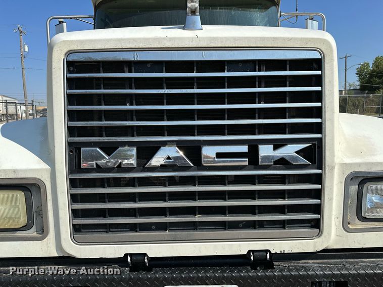 image for item NQ9362 2006 Mack CHN613  semi truck