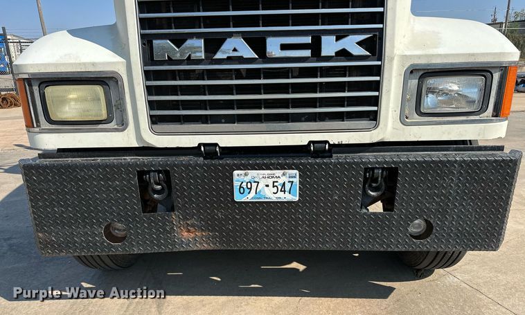 image for item NQ9362 2006 Mack CHN613  semi truck