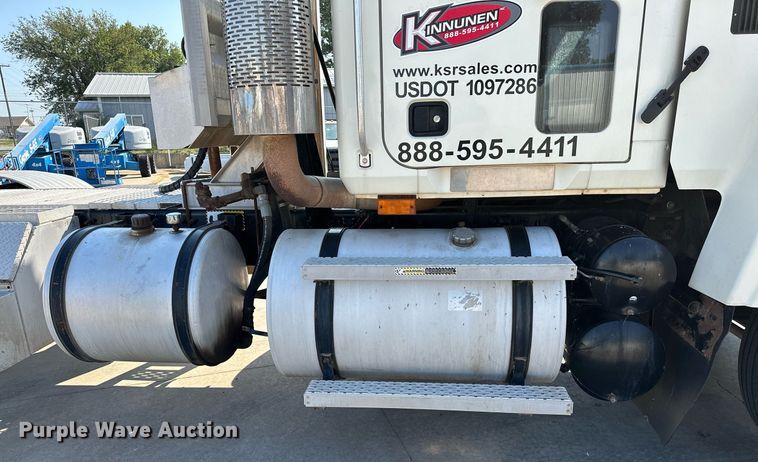 image for item NQ9362 2006 Mack CHN613  semi truck