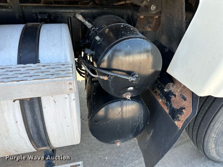 image for item NQ9362 2006 Mack CHN613  semi truck