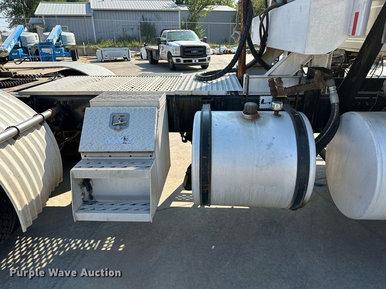 image for item NQ9362 2006 Mack CHN613  semi truck