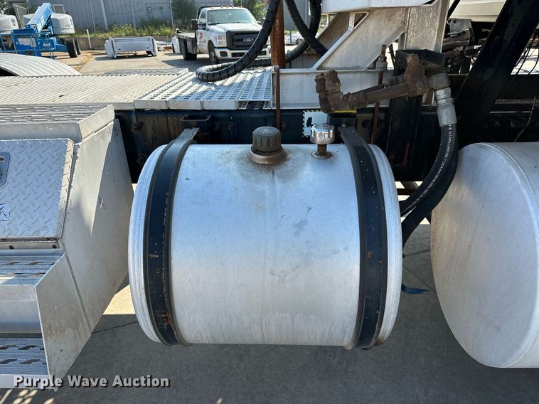 image for item NQ9362 2006 Mack CHN613  semi truck