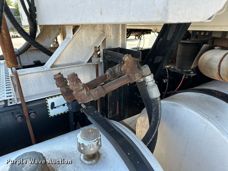 image for item NQ9362 2006 Mack CHN613  semi truck