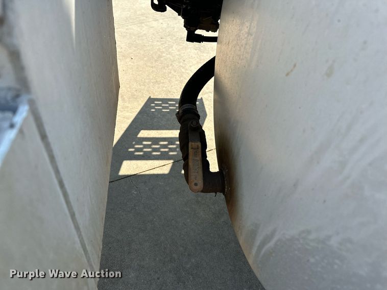 image for item NQ9362 2006 Mack CHN613  semi truck