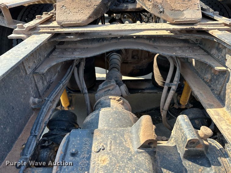 image for item NQ9362 2006 Mack CHN613  semi truck