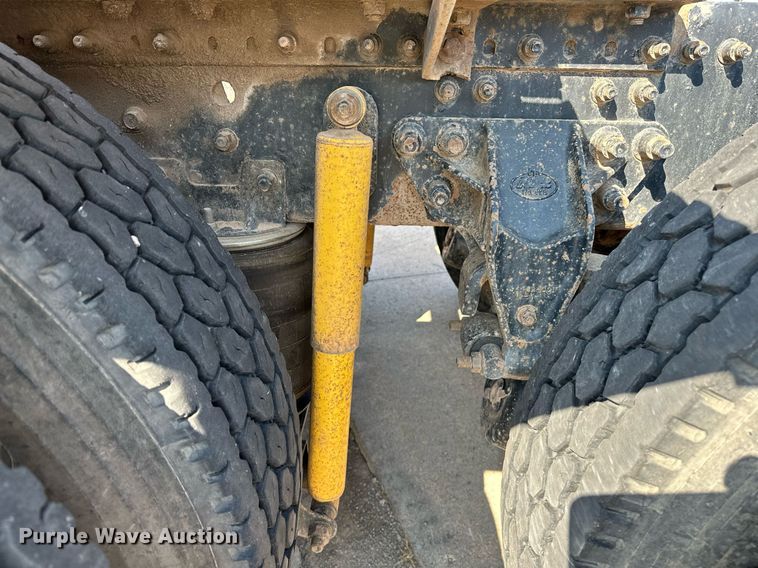 image for item NQ9362 2006 Mack CHN613  semi truck