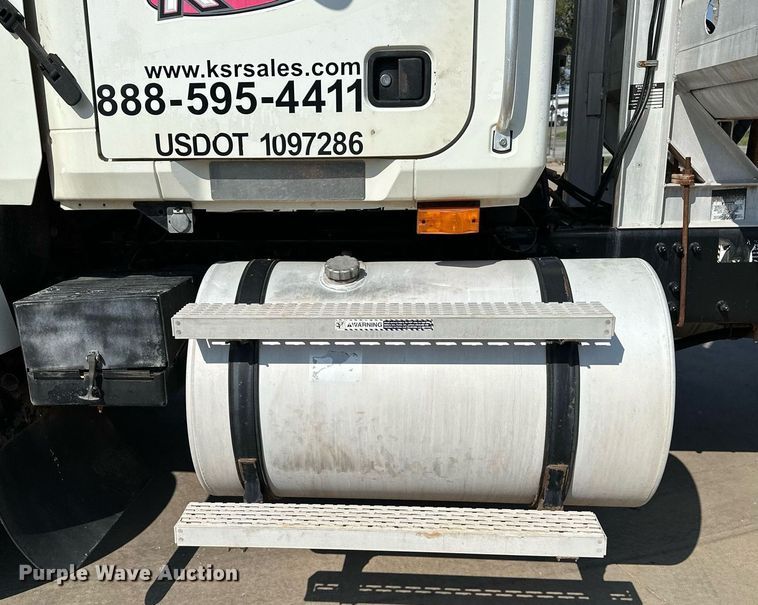 image for item NQ9362 2006 Mack CHN613  semi truck