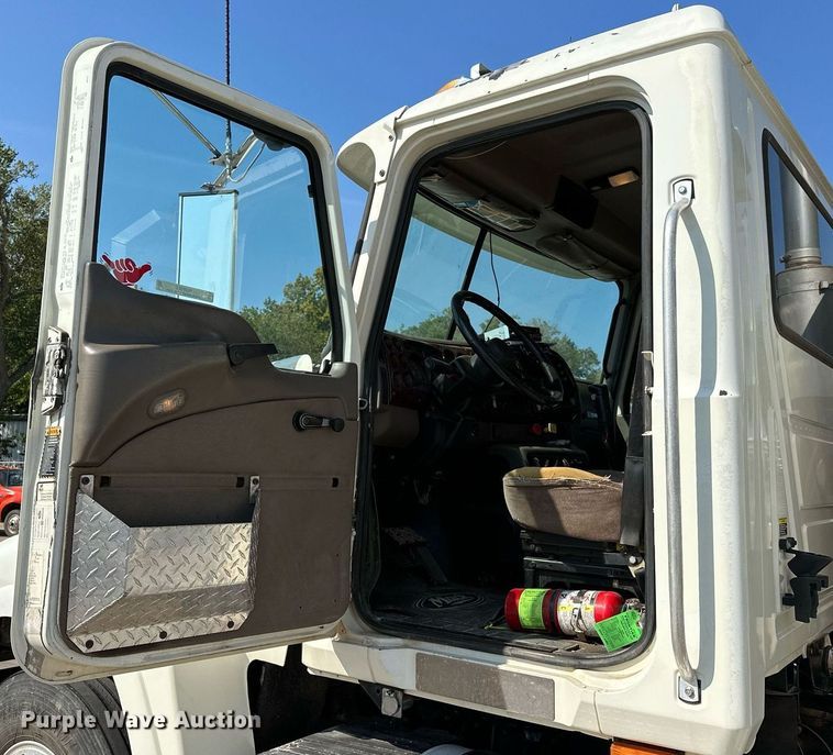 image for item NQ9362 2006 Mack CHN613  semi truck