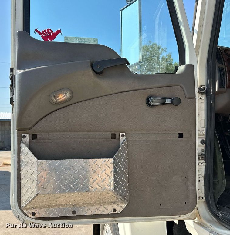 image for item NQ9362 2006 Mack CHN613  semi truck