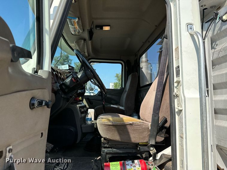 image for item NQ9362 2006 Mack CHN613  semi truck