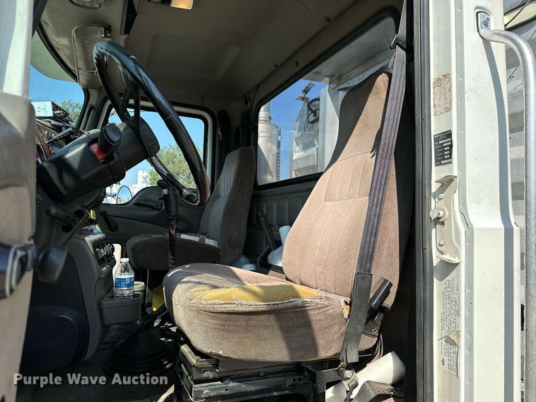 image for item NQ9362 2006 Mack CHN613  semi truck