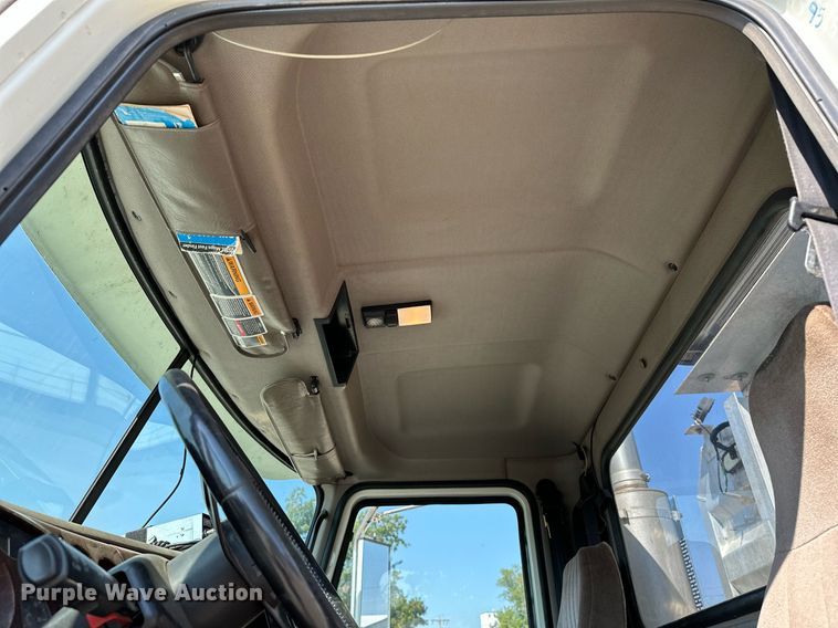 image for item NQ9362 2006 Mack CHN613  semi truck