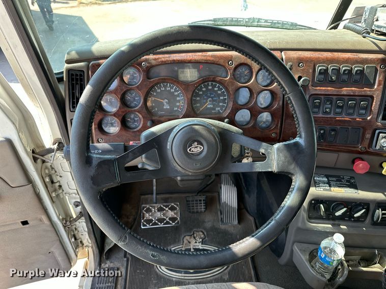 image for item NQ9362 2006 Mack CHN613  semi truck