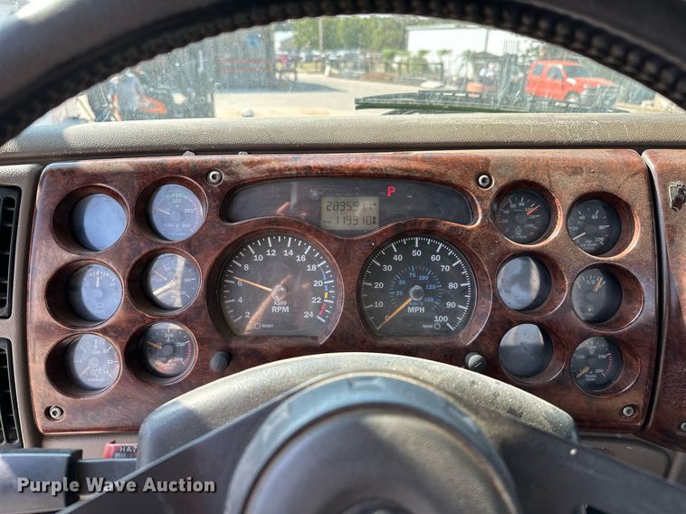 image for item NQ9362 2006 Mack CHN613  semi truck