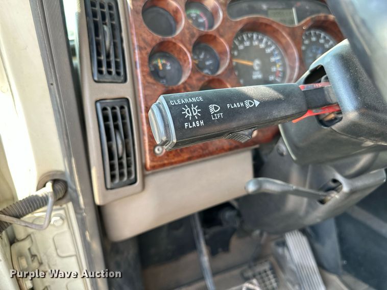 image for item NQ9362 2006 Mack CHN613  semi truck