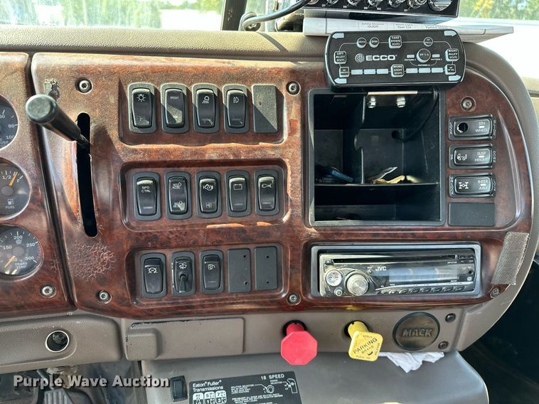 image for item NQ9362 2006 Mack CHN613  semi truck