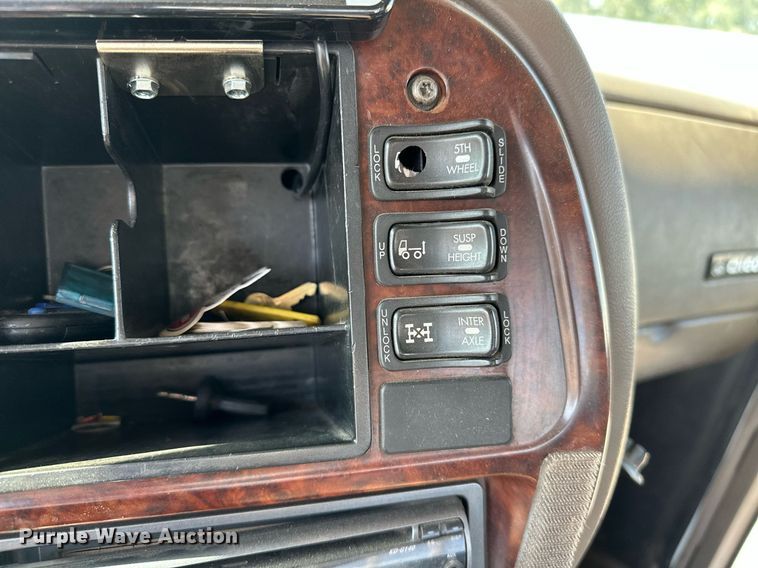 image for item NQ9362 2006 Mack CHN613  semi truck