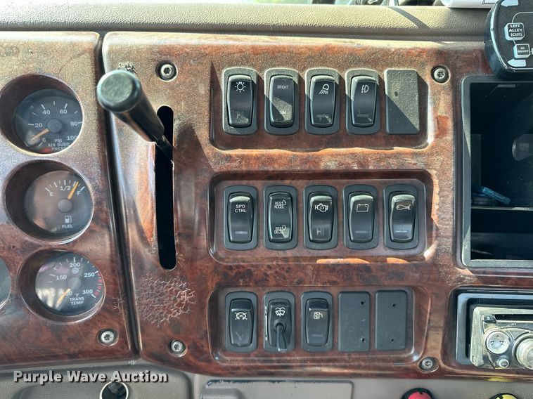 image for item NQ9362 2006 Mack CHN613  semi truck