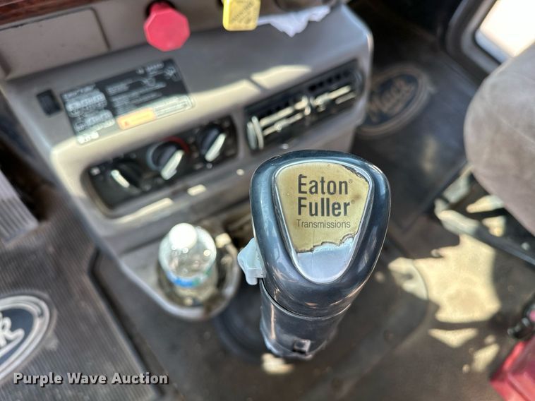 image for item NQ9362 2006 Mack CHN613  semi truck